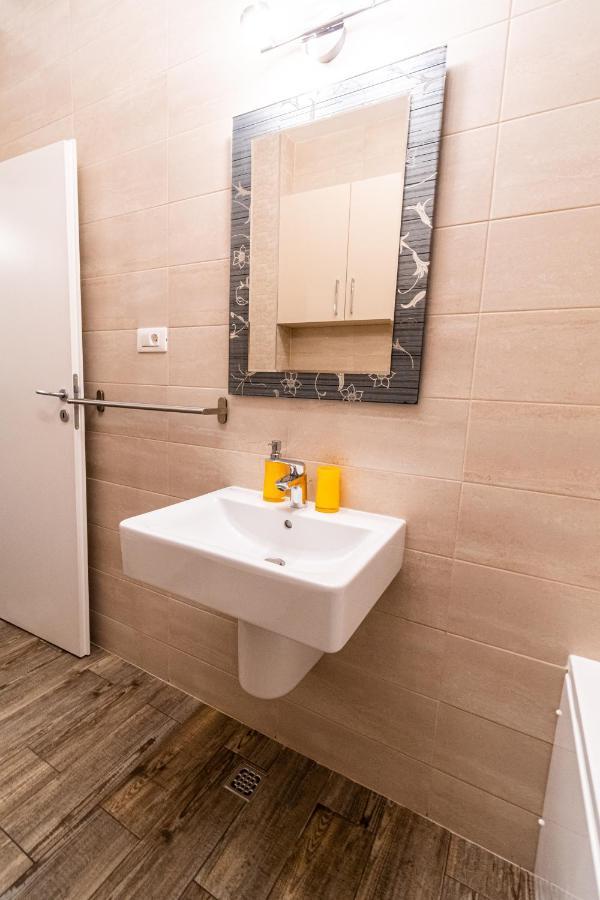 Yan Apartment - Near Mall & Free Private Parking Брашов Экстерьер фото