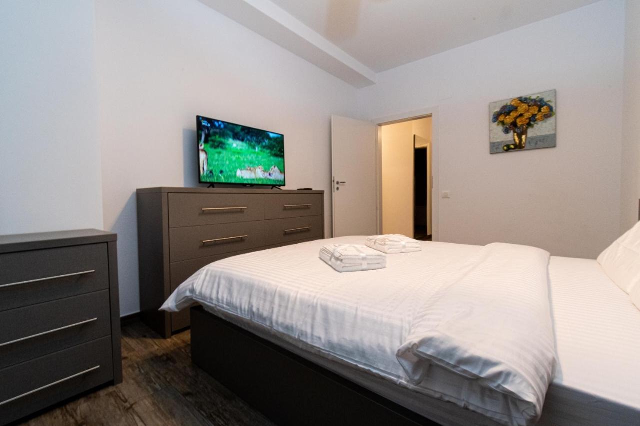 Yan Apartment - Near Mall & Free Private Parking Брашов Экстерьер фото