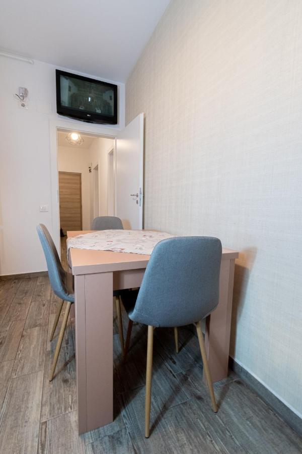 Yan Apartment - Near Mall & Free Private Parking Брашов Экстерьер фото