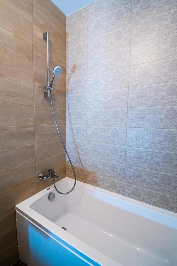 Yan Apartment - Near Mall & Free Private Parking Брашов Экстерьер фото